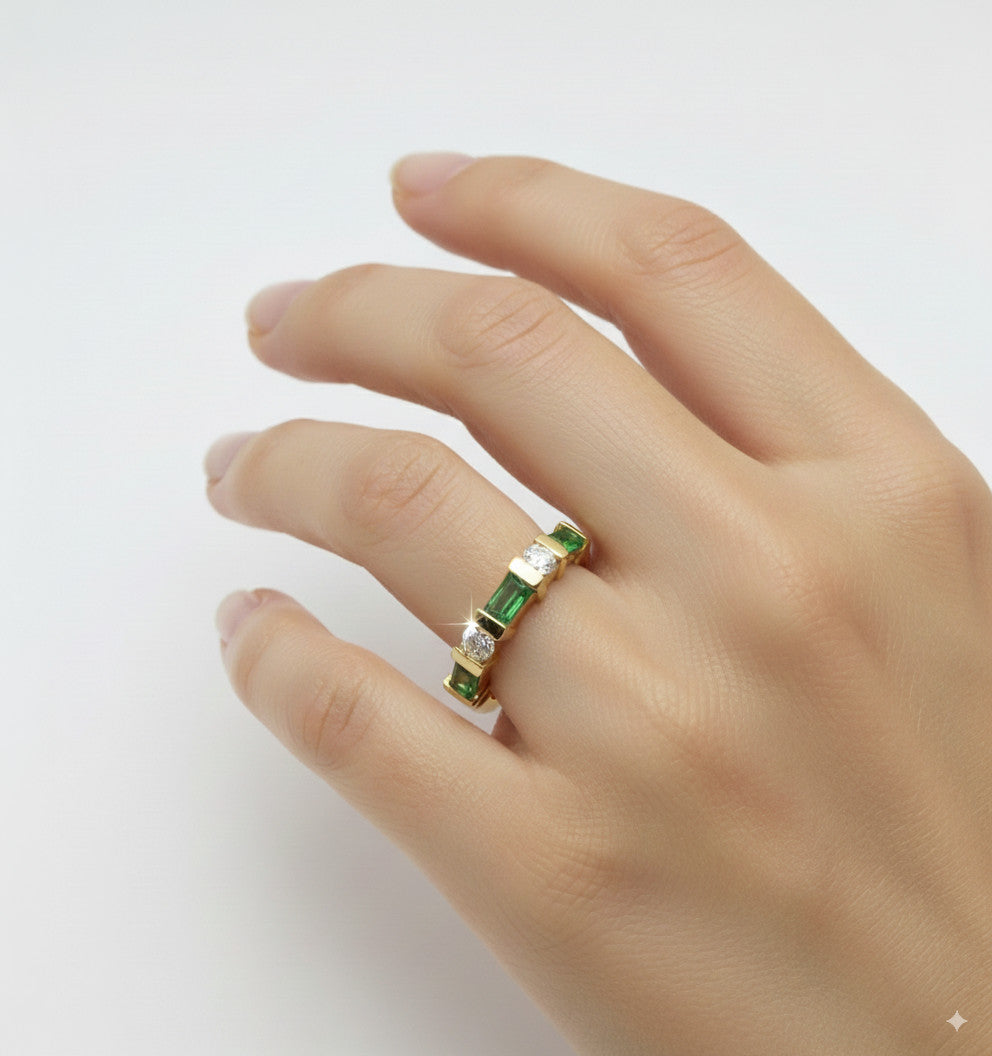 VINTAGE 18K GOLD BAND WITH SYNTHETIC EMERALDS