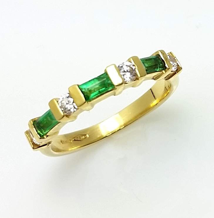 VINTAGE 18K GOLD BAND WITH SYNTHETIC EMERALDS